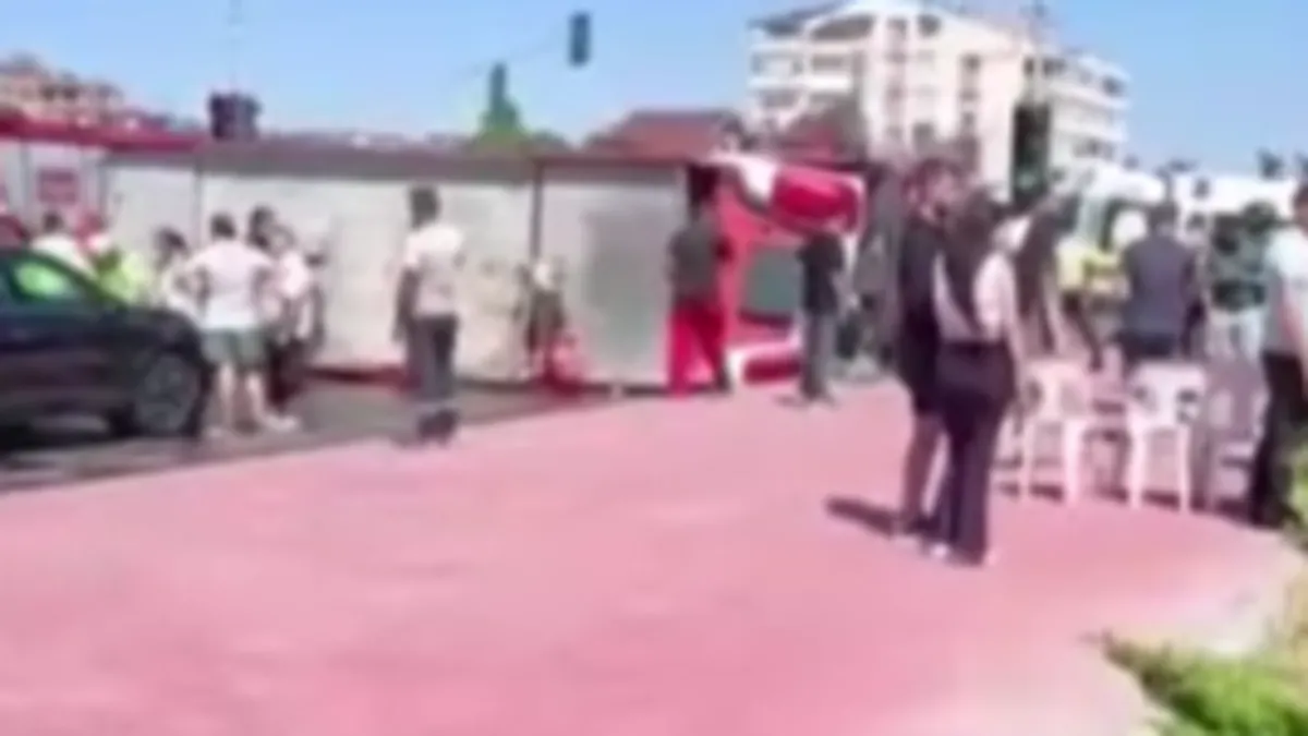 Büyükçekmece'de devrilen itfaiye aracı