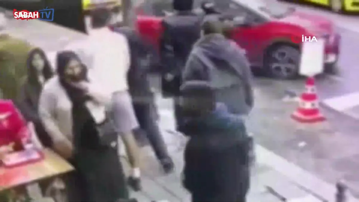 Beyoğlu’nda yürürken yankesicilik ile telefon çaldı, kısa sürede yakalandı | Video videosunu izle Beyoğlu’nda yürürken yankesicilik ile telefon çaldı, kısa sürede yakalandı | Video videosunu izle