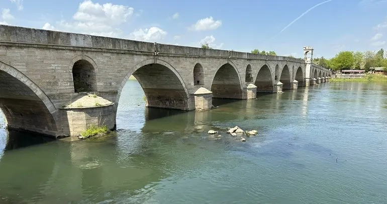Tarihi Meriç Köprüsü’ne duvar yazılı saldırı