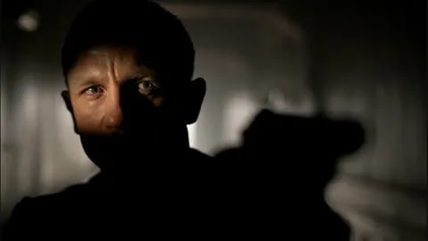 James Bond filmindeki Adanalı teyze