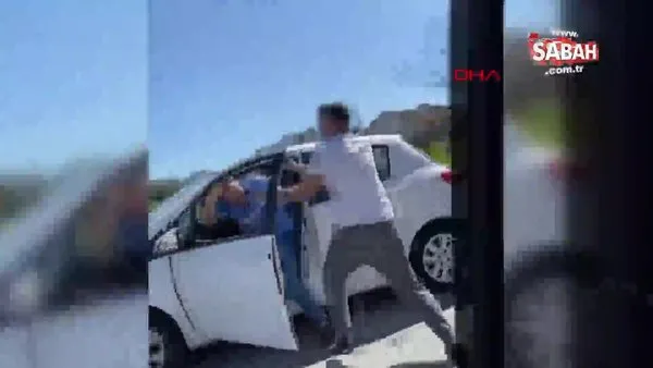 Pendik'te iki sürücü arasında tekme tokat kavga: Yere yatırıp böyle tartakladı! | Video