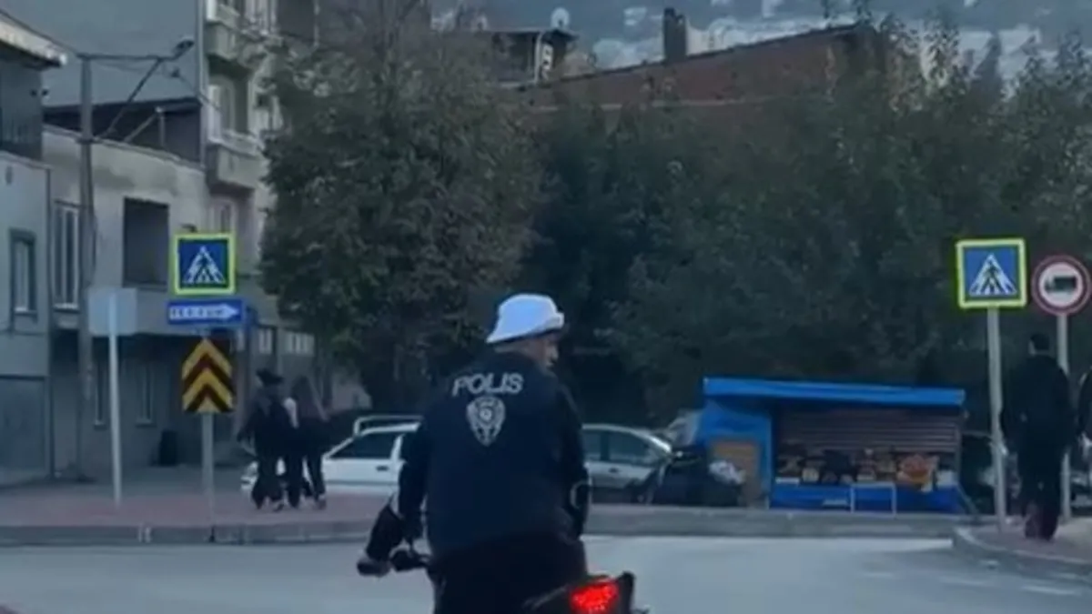 Bursa’da akılalmaz görüntüler: Polis yeleği giyip, böyle drift attı! Bursa’da akılalmaz görüntüler: Polis yeleği giyip, böyle drift attı!