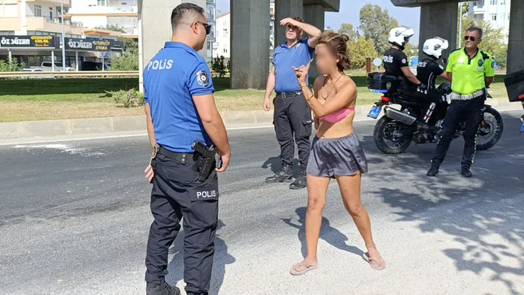 Yer Antalya Manavgat: Bikinili kadın trafiği birbirine kattı!
