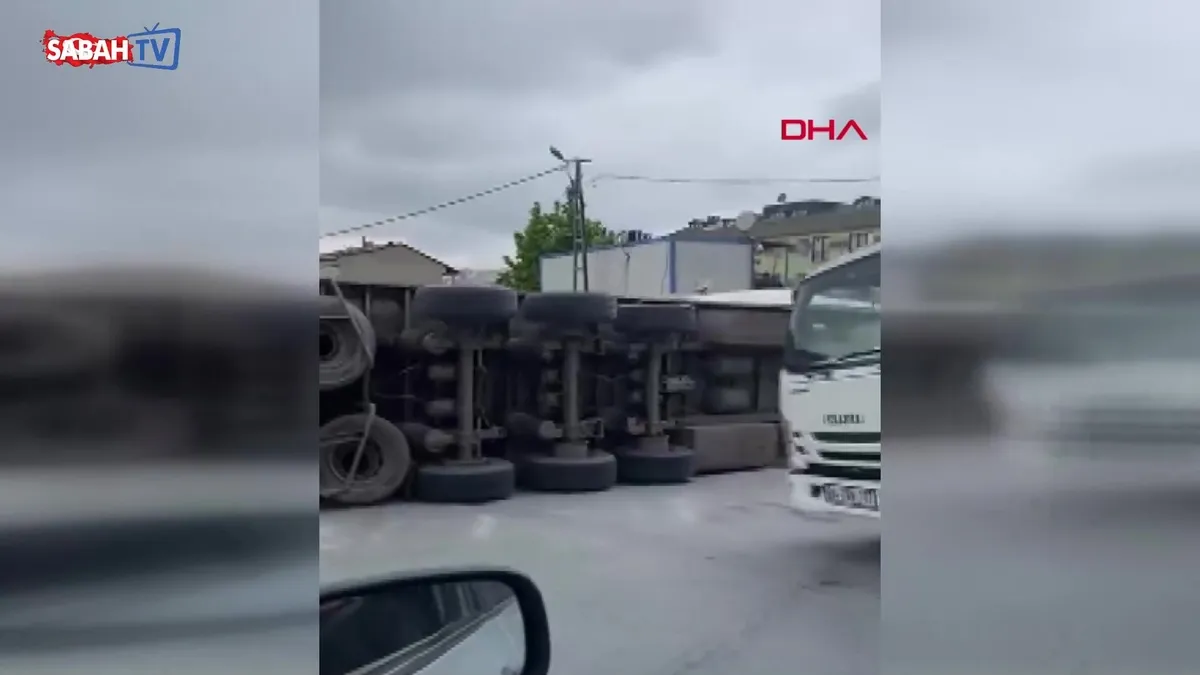 Başakşehir'de TIR faciası: Araçlar altında kaldı! | Video Başakşehir'de TIR faciası: Araçlar altında kaldı! | Video
