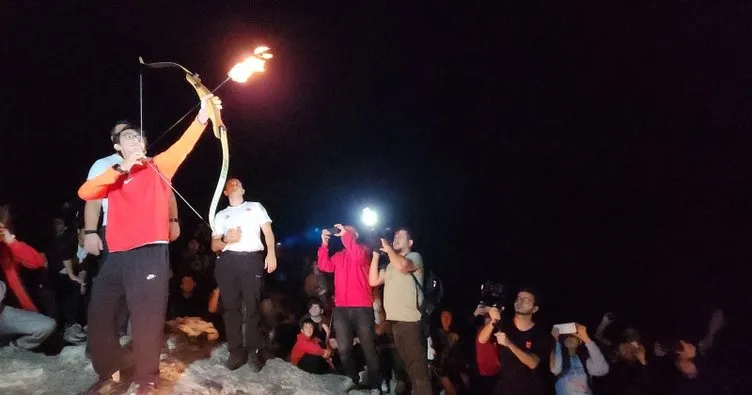 Antalya’da ’Cumhuriyet’ coşkusu; Mete Gazoz, sönmeyen ateşle ok yakıp, atış yaptı