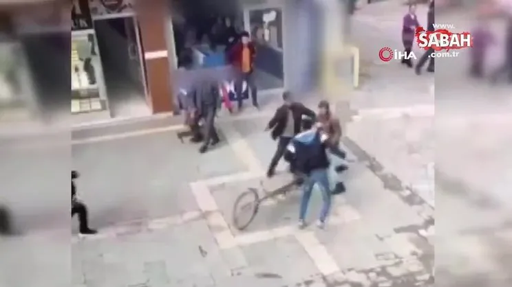 Bıçak darbelerinden bisikletleriyle kurtuldular! O anlar kamerada | Video
