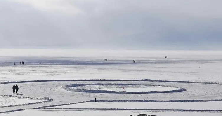 Traktör Çıldır Gölü’ne gömüldü