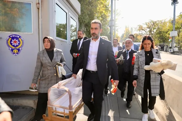 ankarada-israil-buyukelciligi-onunde-oyuncakli-ve-giysili-protesto-1697801726431.jpeg