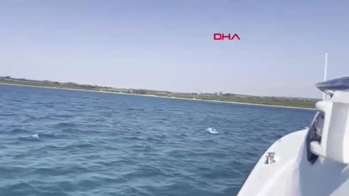 Sahil Güvenlik botu, deniz yatağıyla sürüklenen bir çocuğu kurtarıyor.