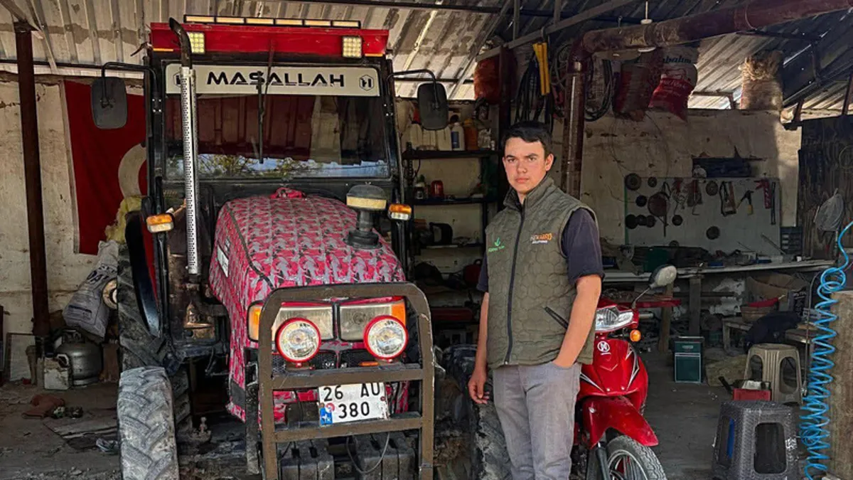 Eskişehir’de traktör yıkarken elektrik akımına kapılan çocuk öldü Eskişehir’de traktör yıkarken elektrik akımına kapılan çocuk öldü