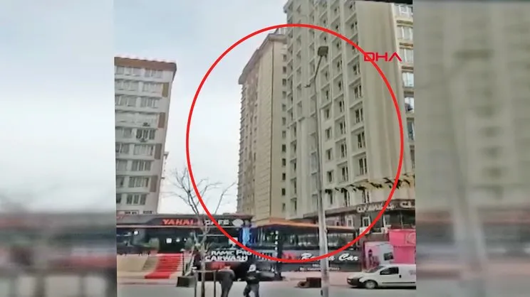 SON DAKİKA: İstanbul Esenyurt'ta ölüm dehşeti kamerada! 6 Kattan atlayan adam feci şekilde can verdi | Video