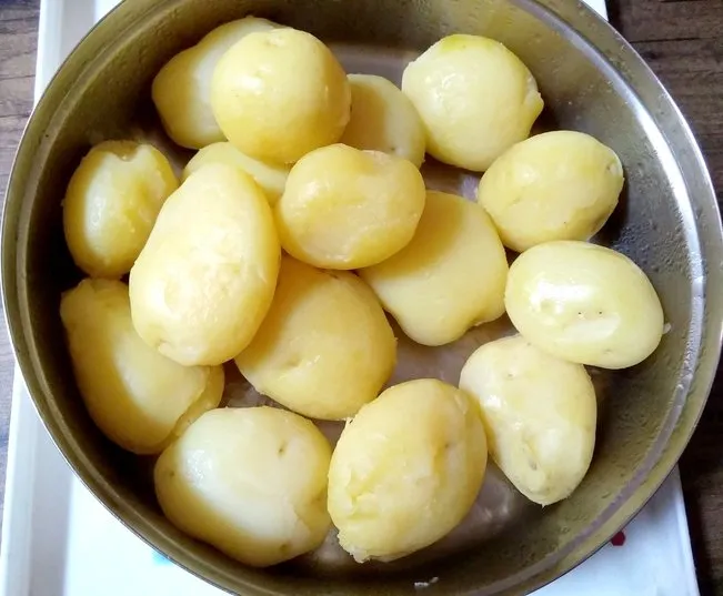 Saniyeler içinde patates soyma yöntemi sosyal medyada viral oldu! İzleyen herkes denemek istiyor