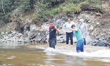 Baraj kapağı açılınca dereyi geçemediler