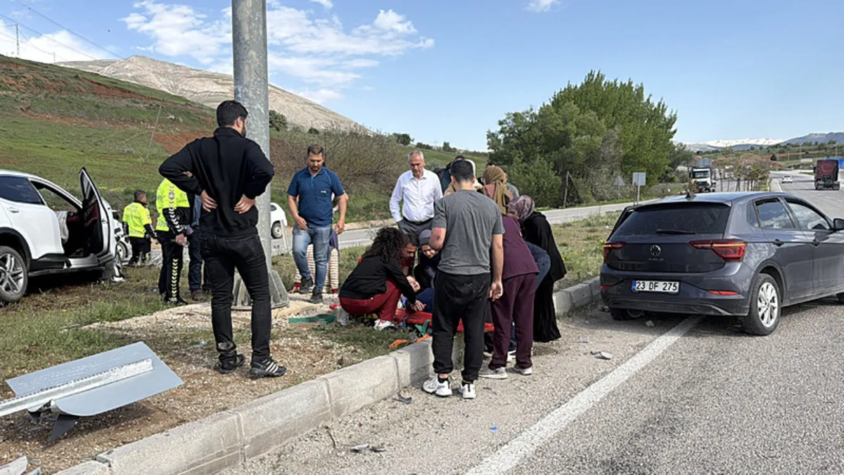 Malatya’da iki otomobil çarpıştı: 3 kişi yaralandı! Malatya’da iki otomobil çarpıştı: 3 kişi yaralandı!