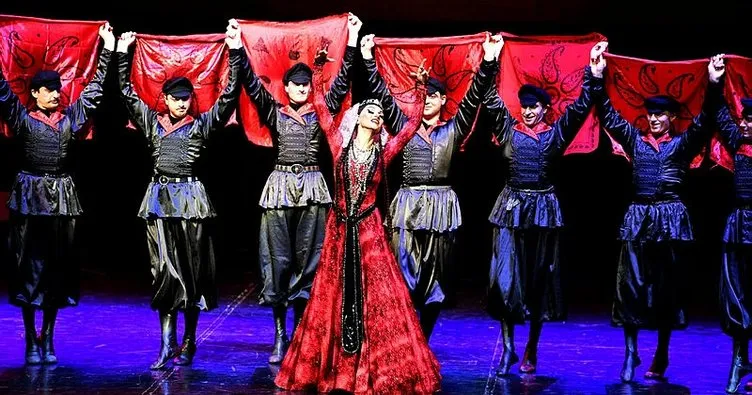 Dünyaca ünlü Gürcü dansçılar İzmir’de sahne aldı