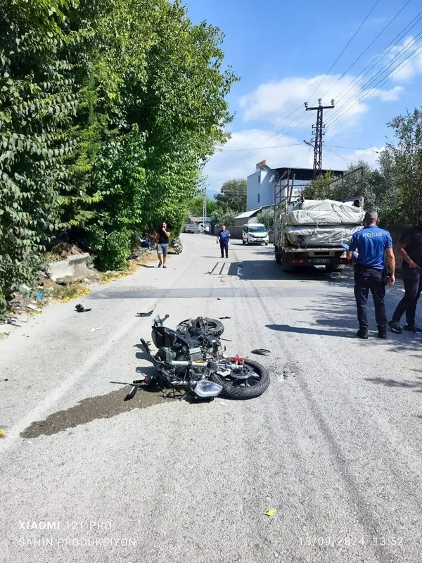 kamyonetle-motosiklet-kafa-kafaya-carpisti-1-olu-1727087227458.jpg