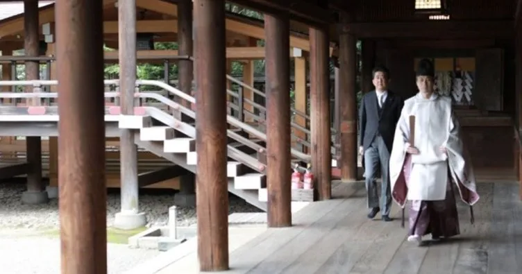Japonya’da Abe’den tartışmalı tapınağa ziyaret