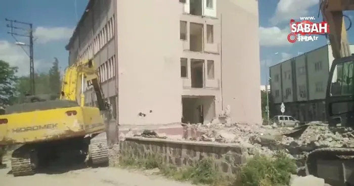 Depremde ağır hasar alan 56 yıllık kaymakamlık binası birkaç darbeyle yıkıldı | Video