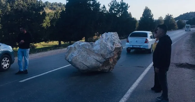 5 ton ağırlığındaki kaya parçası yola düştü