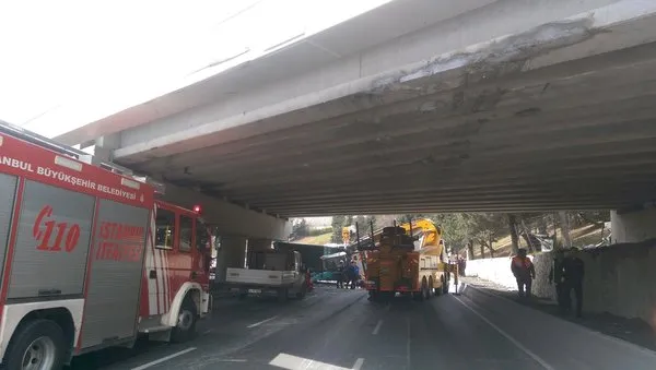 Bakırköy'de vinç üst geçide çarptı