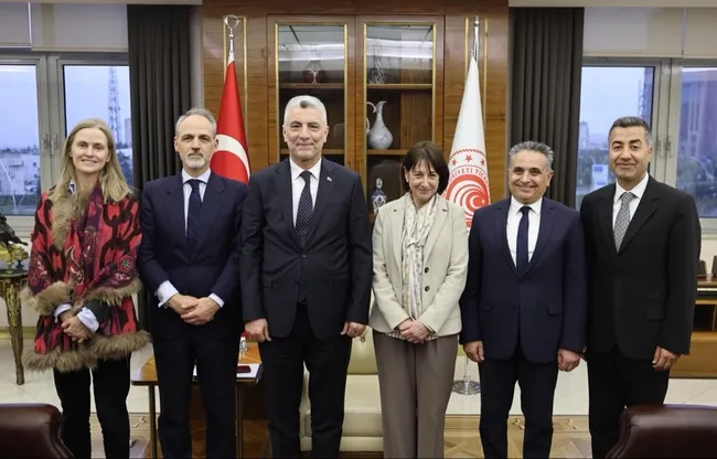 bakan-bolat-ispanyanin-ankara-buyukelcisi-sanchoyu-kabul-etti-1779290100230.jpg