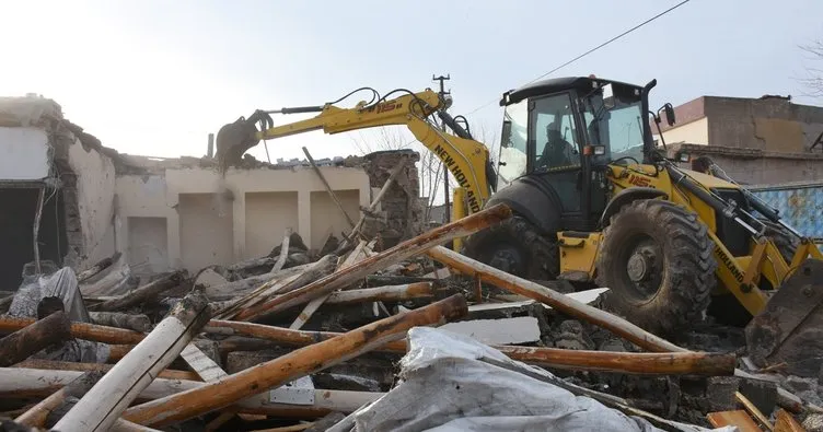 Hilvan’da ağır hasarlı konutların yıkımı devam ediyor