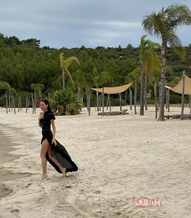 Yasemin Özilhan plaj stilini konuşturdu! Yasemin Özilhan derin yırtmaçlı siyah elbisesiyle sosyal medyayı salladı!