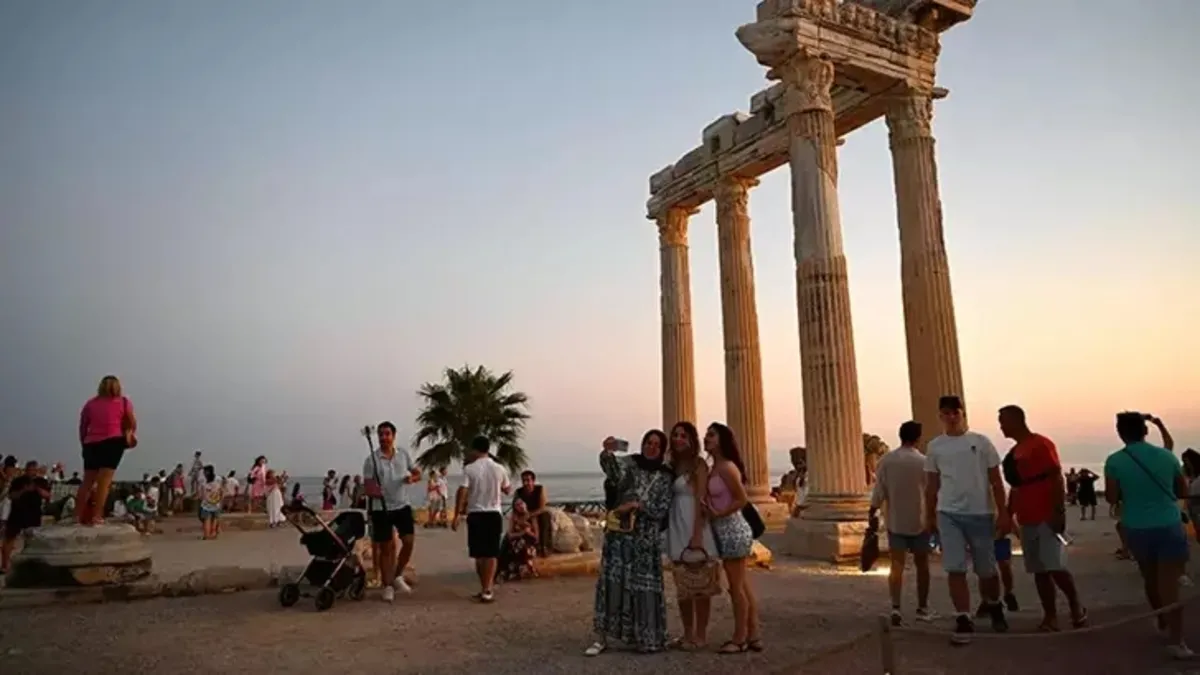 Antalya'ya 1 günde 102 bin 6 yabancı turist geldi