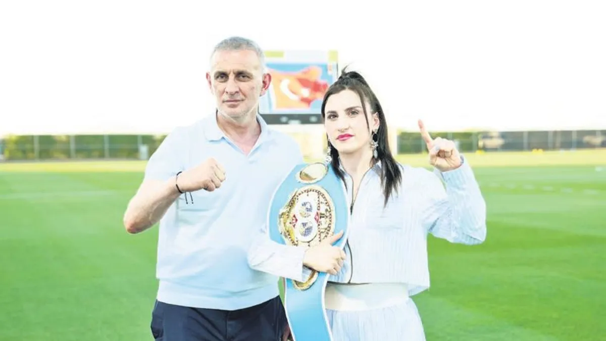 Milli boksör Elif Nur Turhan, A Milli Futbol Takımı'nın antrenmanını ziyaret etti.