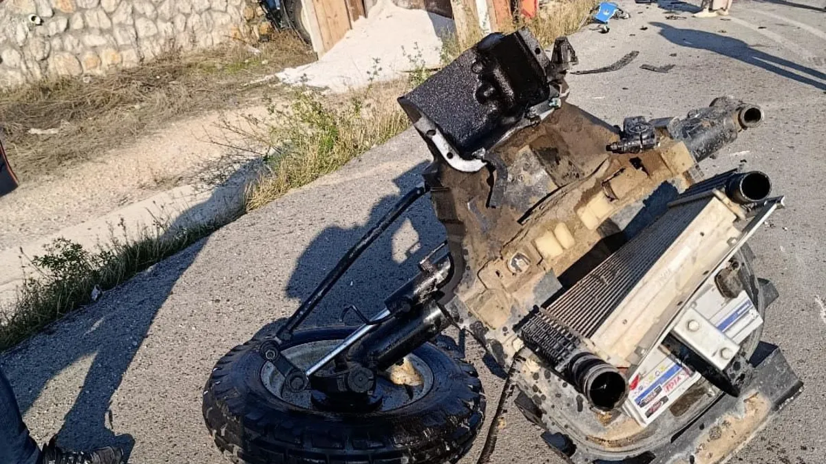 Traktör ile hafif ticari araç çarpıştı! 4 yaralı