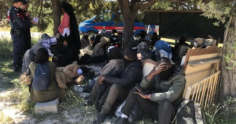 İzmir’de, çalılıklar arasına gizlenmiş 35 düzensiz göçmen yakalandı