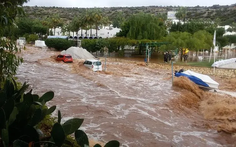 Mersin’de araçlar sele kapıldı