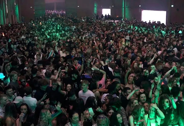 İngiltere’de ’normalleşme’ konseri! Binlerce kişi gece kulübünde böyle eğlendi...
