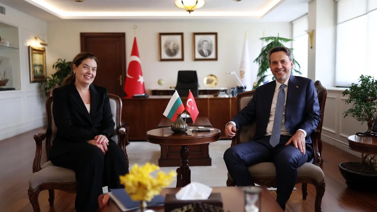 Bakan Bayraktar, Bulgaristanlı mevkidaşı ile görüştü! Bakan Bayraktar, Bulgaristanlı mevkidaşı ile görüştü!