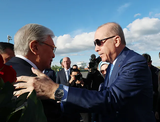 son-dakika-baskan-erdogan-kazakistanda-kazakistan-cumhurbaskani-tokayev-tarafindan-resmi-torenle-karsilandi-1778738901905.jpg SON DAKİKA... Başkan Erdoğan Kazakistan'da... Kazakistan Cumhurbaşkanı Tokayev tarafından resmi törenle karşılandı