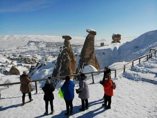 Kar yağışı Kapadokya’da kartpostallık görüntüler oluşturdu