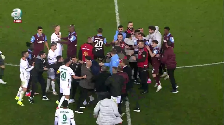 Trabzon'da ortalık karıştı! Maçın bitiş düdüğüyle birlikte...