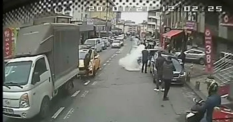 Ataşehir’de yanan otomobili otobüs şoförü söndürdü