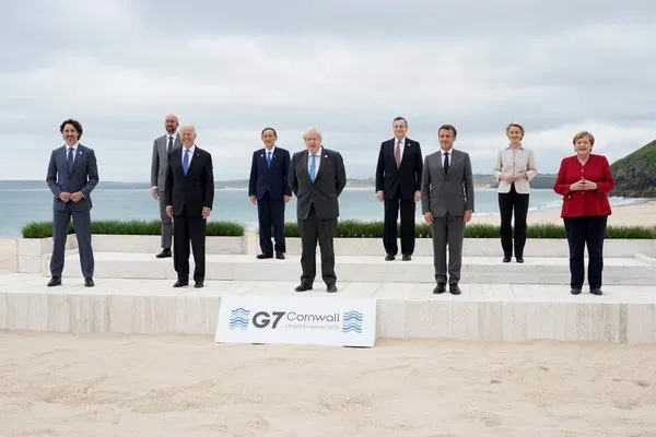 G7 Zirvesi’nde dikkat çeken anlar! Biden-Macron yakınlaşması yankı uyandırdı