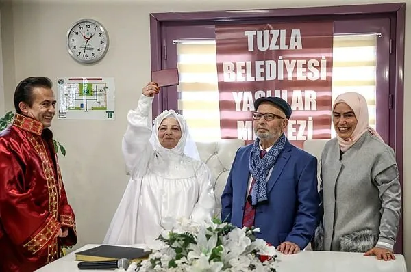 62 yıl sonra gelinlik ve damatlığa kavuştular