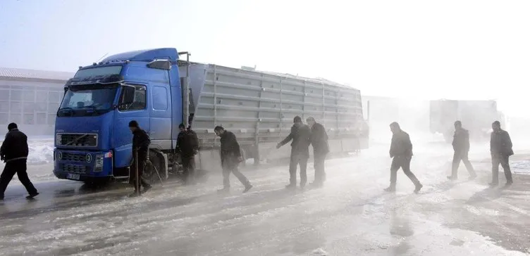 Sibirya soğuklarında kanalizasyon patladı, sanayi sitesi buz tuttu