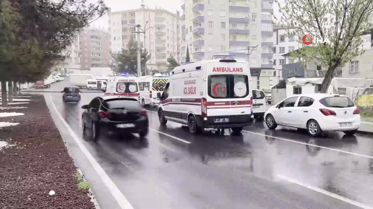 Diyarbakır’da esnaf arasında silahlı kavga: 3 yaralı | Video videosunu izle Diyarbakır’da esnaf arasında silahlı kavga: 3 yaralı | Video videosunu izle