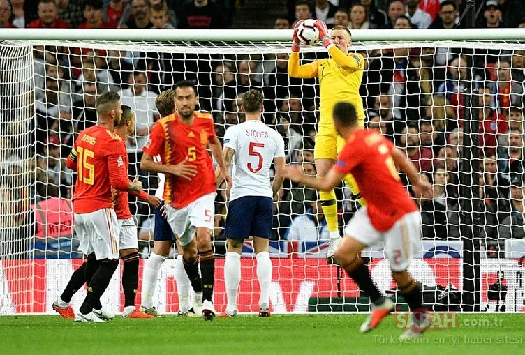 İngiltere - İspanya maçında korku dolu anlar! Luke Shaw...