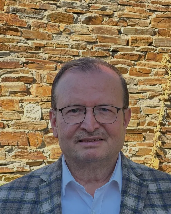 cocuklugunun-okuluna-bilim-insani-olarak-dondu-kendi-fotografini-okulunun-duvarinda-gorunce-duygulandi-1791141571607.jpg