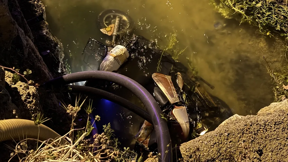 Mersin’de acı kaza: Elektrikli bisiklet kanala düştü! 1 ölü, 1 yaralı Mersin’de acı kaza: Elektrikli bisiklet kanala düştü! 1 ölü, 1 yaralı