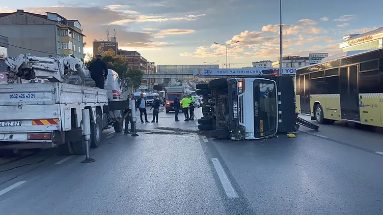 İstanbul Pendik’te kaza: İş makinası taşıyan kamyonet yan yattı!