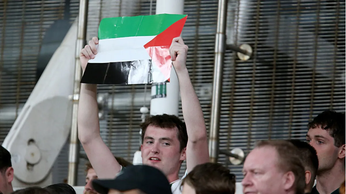 İrlandalı taraftarlar Filistin bayraklı tenis toplarıyla İsrail'i protesto etti