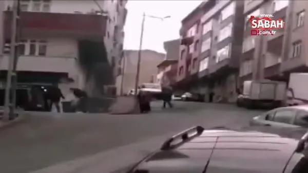İstanbul Gaziosmanpaşa'da sokak ortasında kadını sopayla böyle döven şahısa kimse müdahale etmedi!