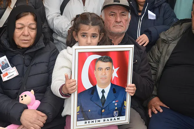 turkiye-sehitlerini-ugurladi-sehit-astsubayin-esinden-ogluna-basini-dik-tut-senin-baban-kahraman-1763127434819.jpeg Türkiye şehitlerini uğurladı! Şehit astsubayın eşinden oğluna: Başını dik tut, senin baban kahraman!