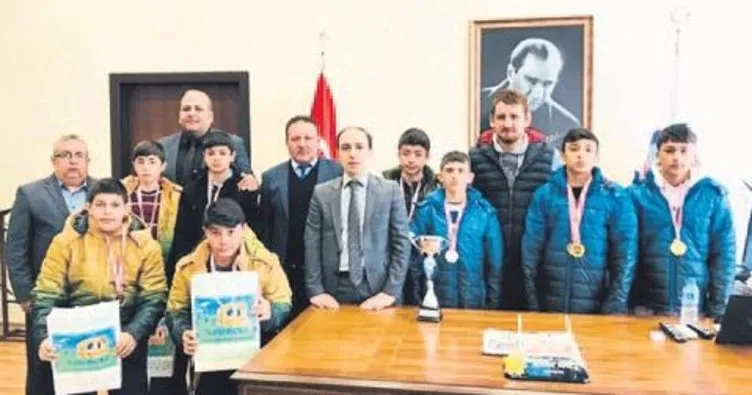 Tufanbeyli Ortaokulu güreşte Adana ikincisi